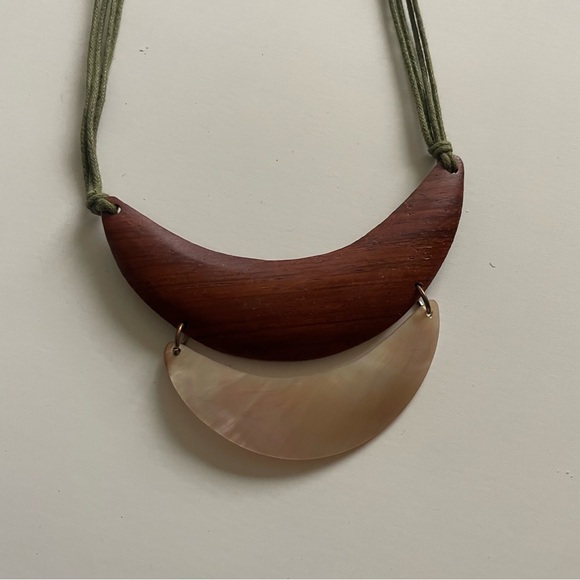 Vintage Wooden Shell Half Crescent Moon Boho Tribal Artisan Necklace Hand Made - Picture 5 of 10